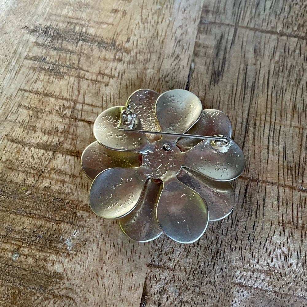 Flower Pin 🌸 - Picture 3 of 3